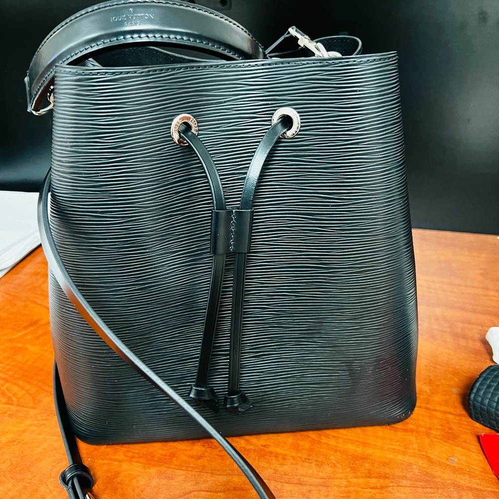 Beautiful LV bag Neónoe mm in black and silver 100% Authentic